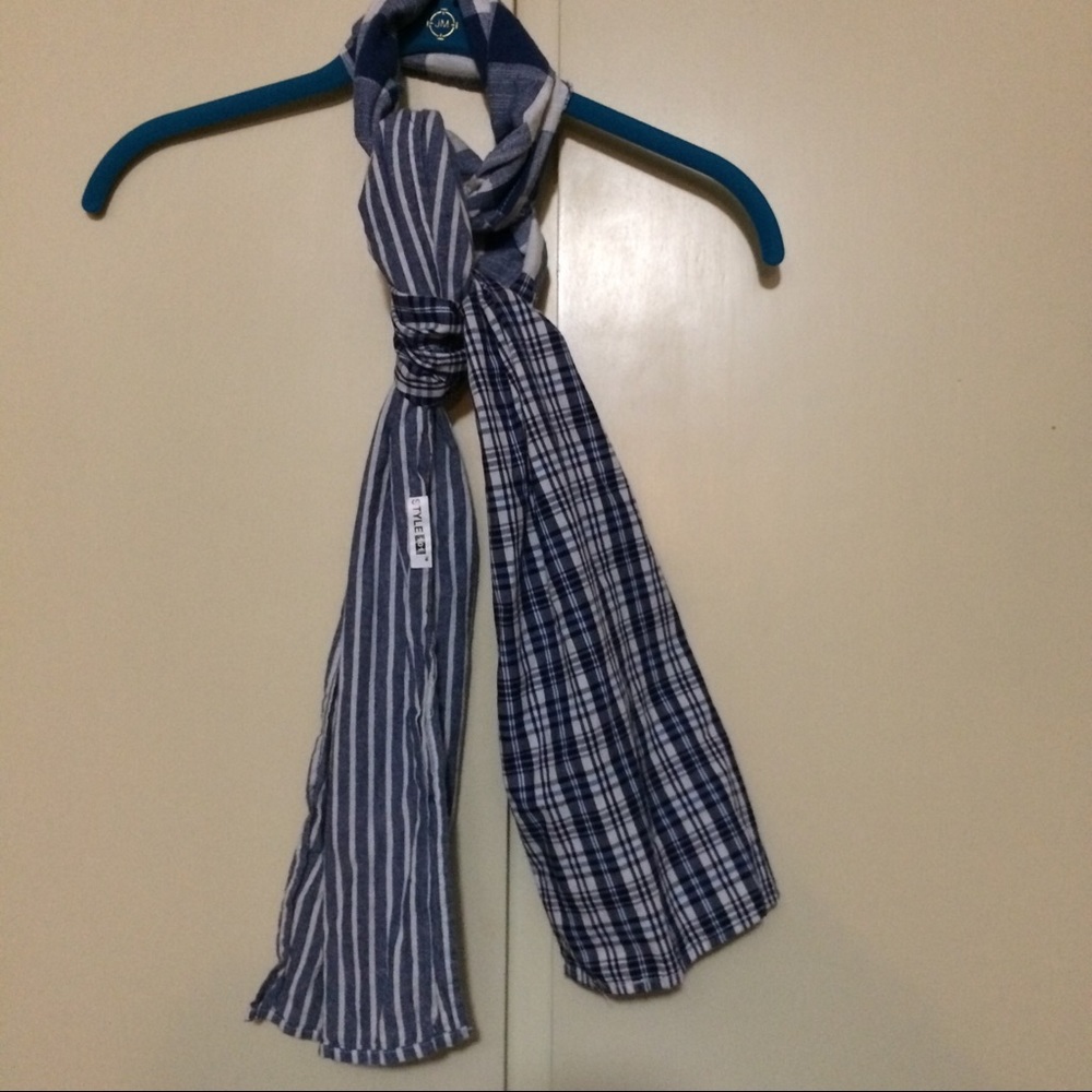 💙NWOT Style 101 Blue & White Scarf💙